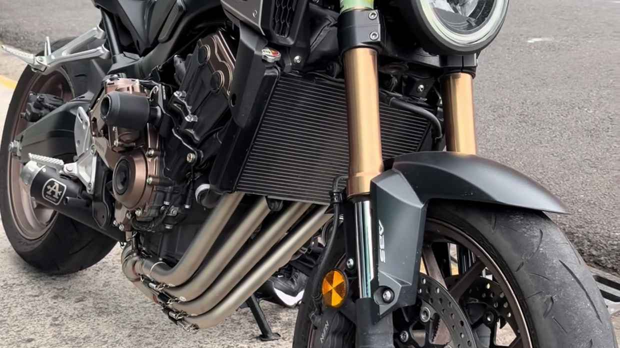 Honda CB650R intervenida en el taller de MotoMundo
