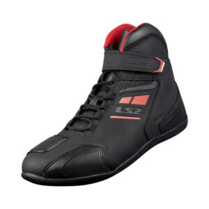 Bota LS2 Garra negra con detalles rojos, vista lateral sobre fondo blanco