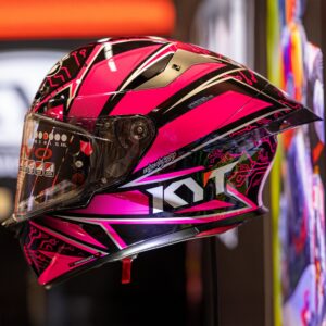 Vista lateral oficial del casco KYT TT-REVO HyperPink