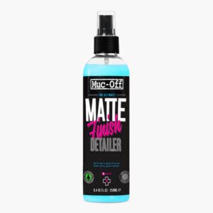 Botella Muc-Off Matte Finish Detailer de 250 ml sobre fondo claro