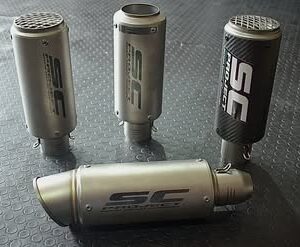 Terminales AAA estilo CRT en varios acabados, fotografiados por MotoMundo