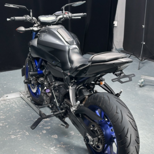 Yamaha MT-07 V4 vista trasera con fender eliminator y soporte compacto de placa instalado