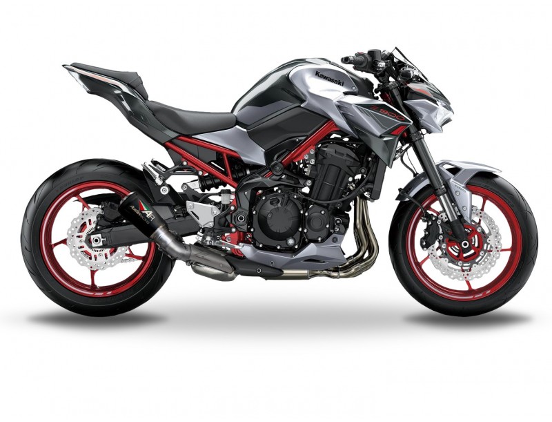Kawasaki Z900 con slip-on AR visible en el lado derecho, imagen oficial candidata