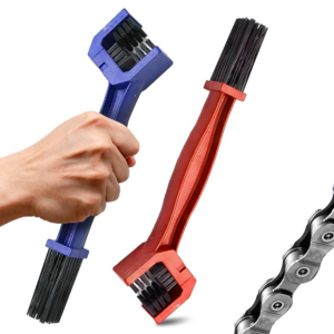Set de cepillos rojo y azul para limpiar la cadena de una motocicleta, imagen proporcionada por MotoMundo