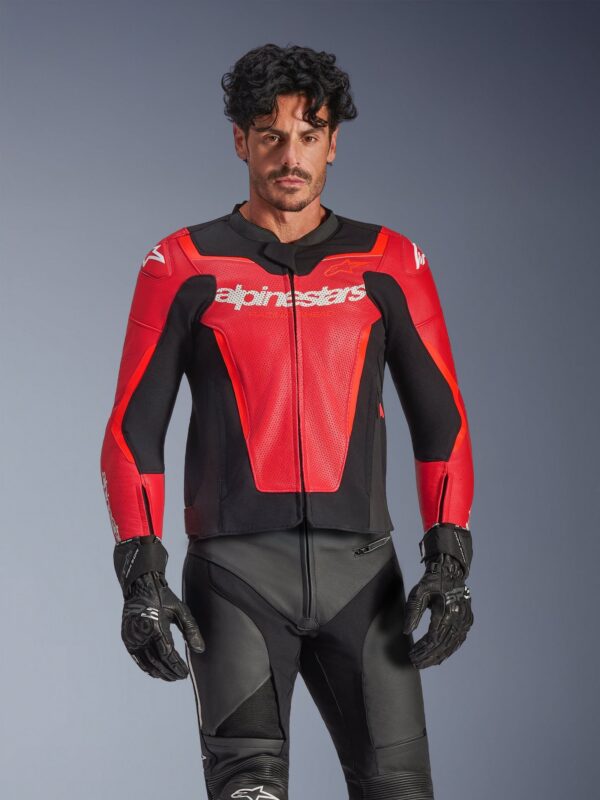 Vista frontal oficial de la Alpinestars GP Force V2 Airflow roja y rojo flúor