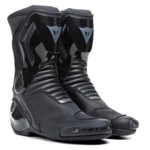 Par de botas deportivas Dainese Nexus 2 negras sobre fondo blanco