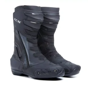 Par de botas deportivas TCX S-TR1 negras sobre fondo blanco