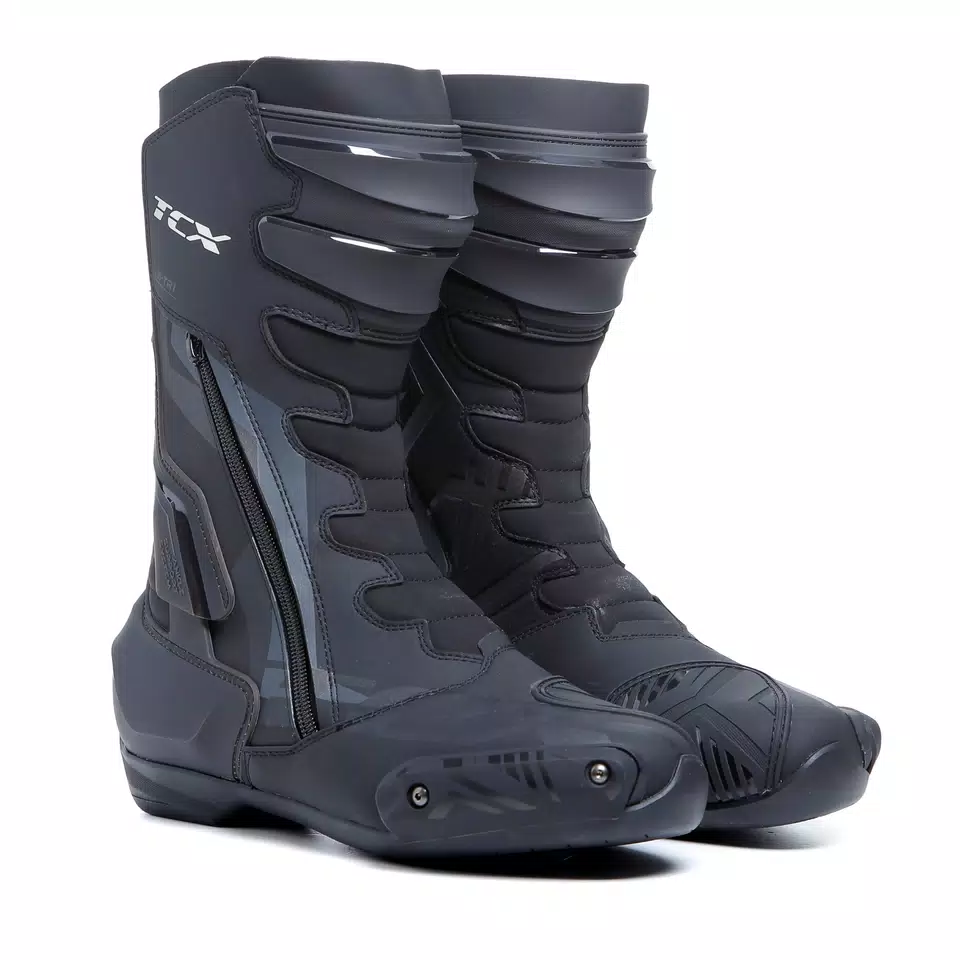 Par de botas deportivas TCX S-TR1 negras sobre fondo blanco