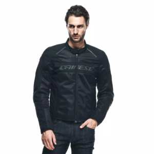 Jacket Dainese Bora Air Tex negra, vista frontal con modelo sobre fondo blanco