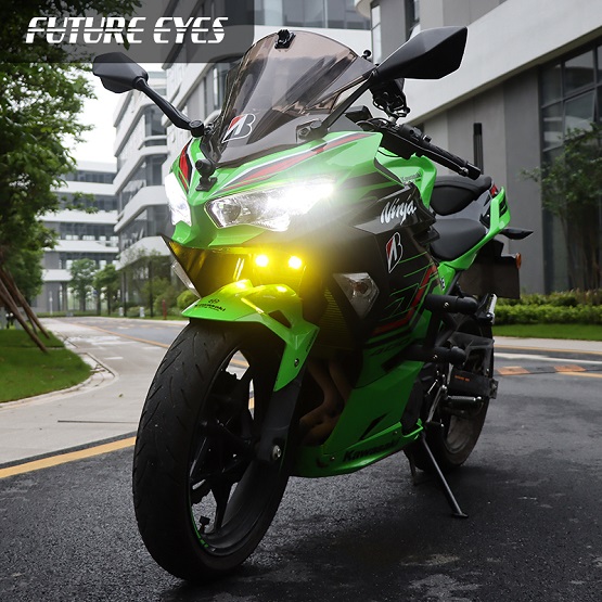 Luces auxiliares Future Eyes F150S Mini instaladas en una motocicleta deportiva
