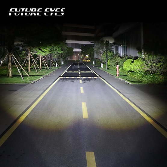 Proyección de luz de las Future Eyes F150S Mini en carretera nocturna